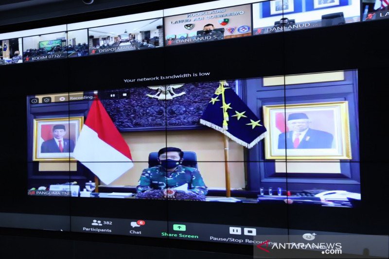  Panglima TNI Marsekal Hadi Tjahjanto Memimpin Rapat Evaluasi tentang Penanganan COVID-19 Secara Telekonferensi