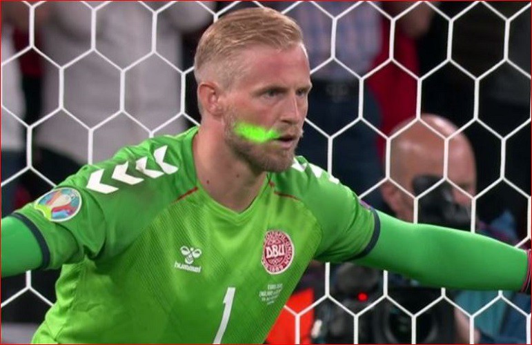  UEFA Membuka Penyelidikan Disipliner Terkait Sinar Laser yang Diarahkan Kepada Penjaga Gawang Kasper Schmeichel