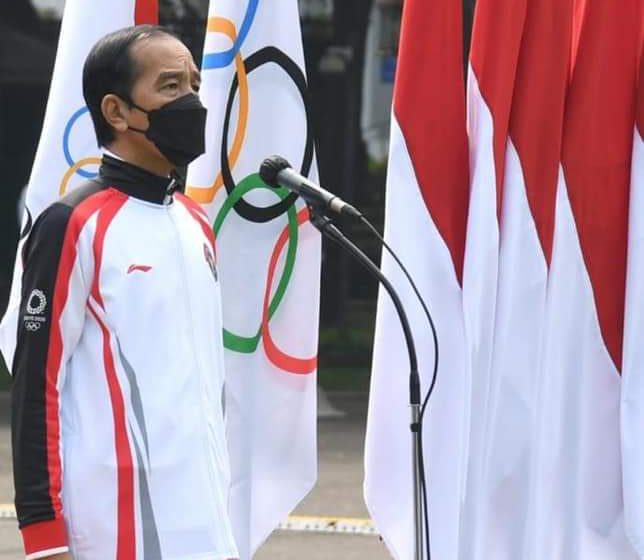 Presiden Joko Widodo secara resmi melepas kontingen Indonesia yang akan berlaga di ajang Olimpiade Tokyo tahun 2021 di halaman Istana Merdeka, Jakarta pada Kamis (8/7/2021).