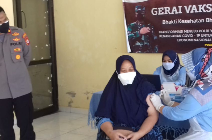 sebanyak 150 orang menjalani vaksinasi gratis di Polsek Mlati, Sleman, Yogyakarta Kamis, 15 Juli 2021.
