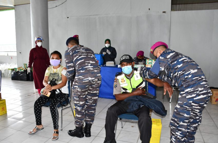 Wadan Pasmar 3 Tinjau Serbuan Vaksinasi TNI AL Kepada Masyarakat Maritim di Pelabuhan Kota Sorong