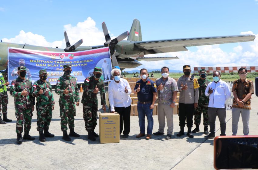 Panglima TNI serahkan 50 tabung berisi oksigen, 50 konsentrator, 1000 APD dan 150 ribu masker Kepada masyarakat Papua