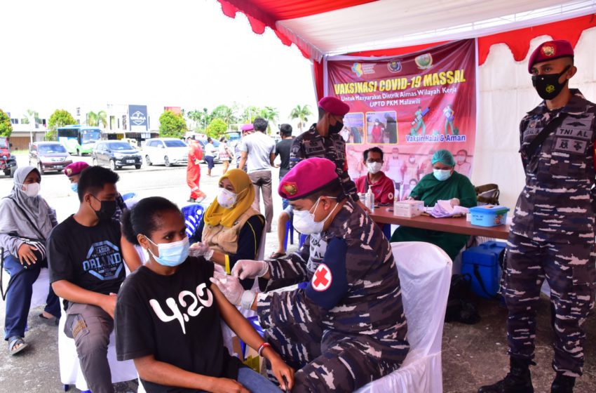 Pasmar 3 bersama dengan UPTD Puskesmas Mariat menggelar serbuan vaksinasi kepada masyarakat maritim di Puskesmas Mariat, Kelurahan Mariyai, Distrik Mariat, Kab. Sorong, Papua Barat. Sabtu (31/07/2021).