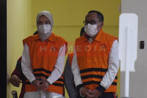  Puput Tantriana Sari dan Hasan Aminuddin bersama 3 Lainnya resmi Gunakan Rompi Oranye KPK