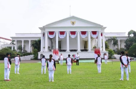 Presiden Joko Widodo menerima kontingen Indonesia yang berlaga di Olimpiade Tokyo 2020, sekaligus menyerahkan bonus apresiasi bagi para atlet dan para pelatih di halaman Istana Kepresidenan Bogor, Jawa Barat, Jumat (13/8) pagi.