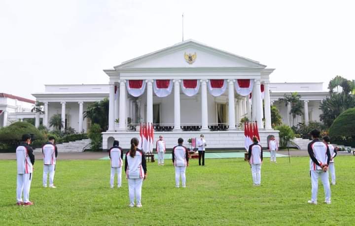 Presiden Joko Widodo menerima kontingen Indonesia yang berlaga di Olimpiade Tokyo 2020, sekaligus menyerahkan bonus apresiasi bagi para atlet dan para pelatih di halaman Istana Kepresidenan Bogor, Jawa Barat, Jumat (13/8) pagi.