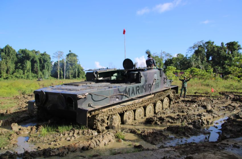 Latihan yang dilaksanakan Resimen Artileri 3 Marinir dan Batalyon Intai Amfibi 3 Marinir di Kesatrian Abraham Octavianus Artururi, Distrik Salawati, Kabupaten Sorong, Papua Barat. Rabu (18/08/2021).