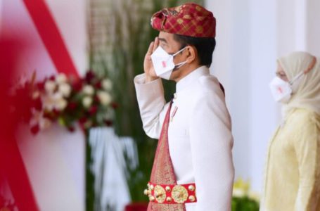 Presiden Joko Widodo tampak mengenakan pakaian adat khas Lampung saat memimpin Upacara Peringatan Detik-Detik Proklamasi di Istana Merdeka, Jakarta, pada Selasa, 17 Agustus 2021. Foto: BPMI Setpres/Muchlis Jr.