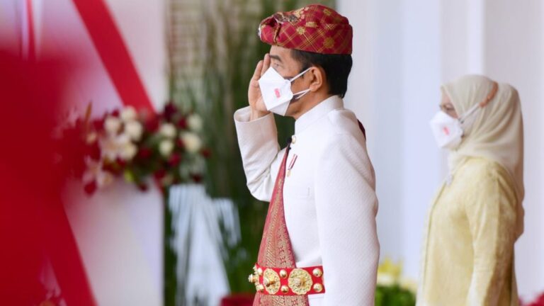 Presiden Joko Widodo tampak mengenakan pakaian adat khas Lampung saat memimpin Upacara Peringatan Detik-Detik Proklamasi di Istana Merdeka, Jakarta, pada Selasa, 17 Agustus 2021. Foto: BPMI Setpres/Muchlis Jr.