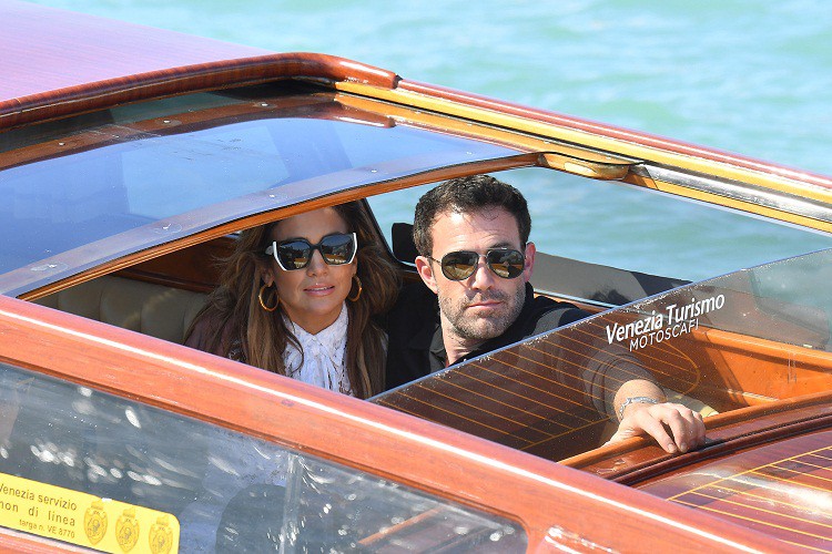  Ben Affleck dan Jennifer Lopez Tunjukan Kemesraan di Festival Film Venesia