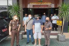  Penyidik Kejaksaan Tinggi DKI Jakarta Menangkap Hasan yang menjadi buronan Kasus Korupsi KUR
