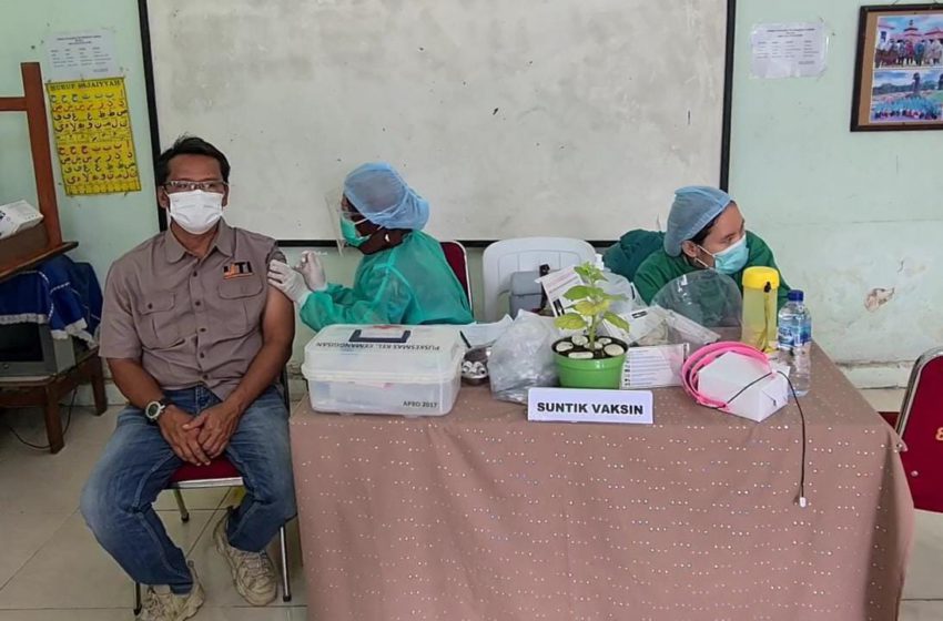 Kegiatan vaksinasi massal di RW 02, Kelurahan Kemanggisan, Kec. Pal Merah, Jakarta Barat, Kamis (2/9/21).