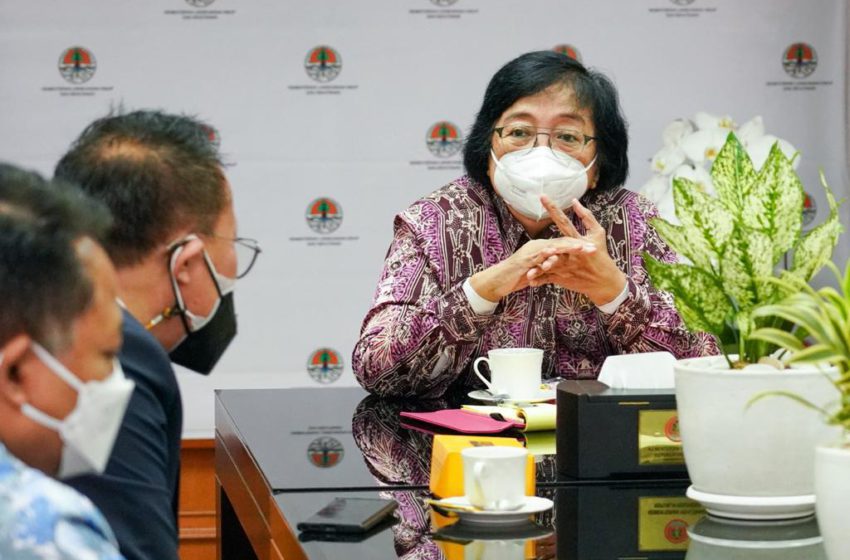 Menteri Lingkungan Hidup dan Kehutanan Siti Nurbaya berdiskusi dengan Ketua Panitia Peringatan Hari Pers Nasional (HPN) 2022 Auri Jaya, di Kementerian Lingkungan Hidup dan Kehutanan (KLHK), Jakarta, Jumat (10/9).