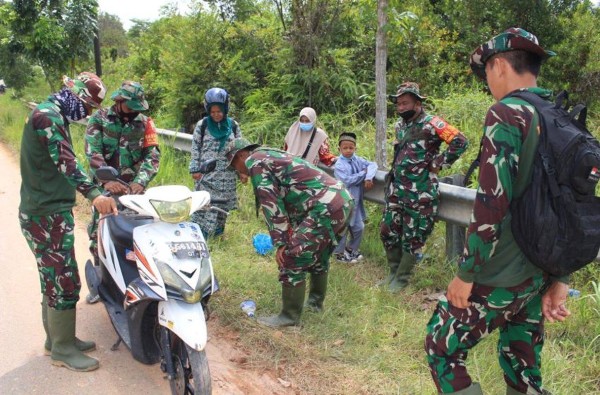  Wujud Kepedulian Satgas TMMD ke-112 Kodim 0316, Berbaur dan Saling Tolong Menolong Dengan Warga Setokok