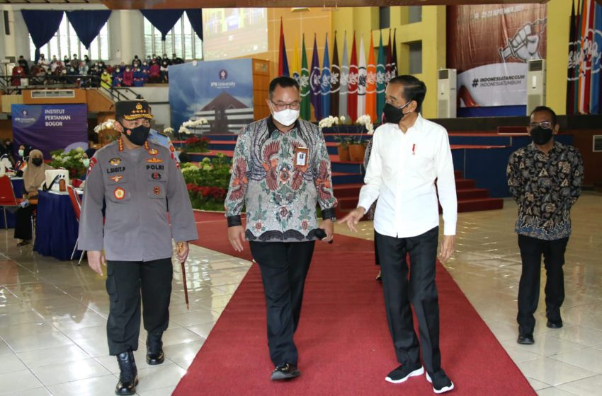 Presiden Indonesia Joko Widodo (Jokowi) yang didampingi oleh Kapolri Jenderal Listyo Sigit Prabowo, di Institut Pertanian Bogor (IPB), Rabu (22/9/2021)