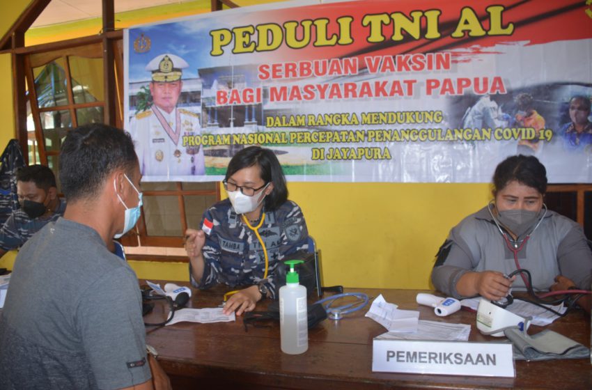  Permudah Vaksinasi Masyarakat, 7 Personil Vaksinator TNI AL X Diserbu Masyarakat Jayapura