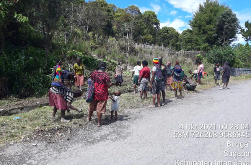 TNI-Polri se-Kabupaten Intan Jaya kembali mengadakan karya bakti dan bakti sosial di Kampung Bilogai dan Kampung Yokapatapa, Distrik Sugapa, Kabupaten Intan Jaya, Senin, (4/10) 