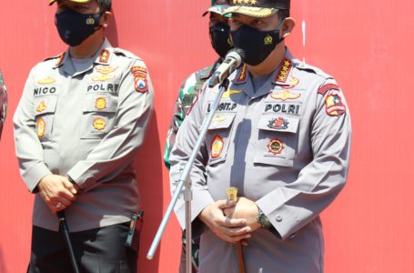 Tinjau Vaksinasi di Surabaya, Kapolri: Datangi dan Layani Warga yang Ada di Titik Tak Terjangkau