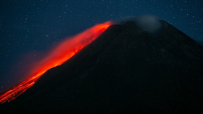 Luncuran lava pijar Gunung Merapi terlihat dari Cangkringan, Sleman, DI Yogyakarta, Minggu (15/8/2021). (ANTARA FOTO/Hendra Nurdiyansyah/foc.)