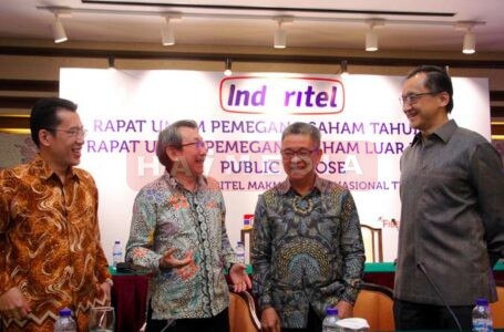 Presiden Direktur PT Indoritel Makmur Internasional Tbk. Haliman Kustedjo (kedua kiri) berbincang dengan Direktur Kiki Yanto Gunawan (dari kiri), Direktur Yunal Wijaya dan Direktur Harjono Wreksoremboko, usai RUPS di Jakarta, Rabu (19/6/2019). Sumber: Bisnis.com