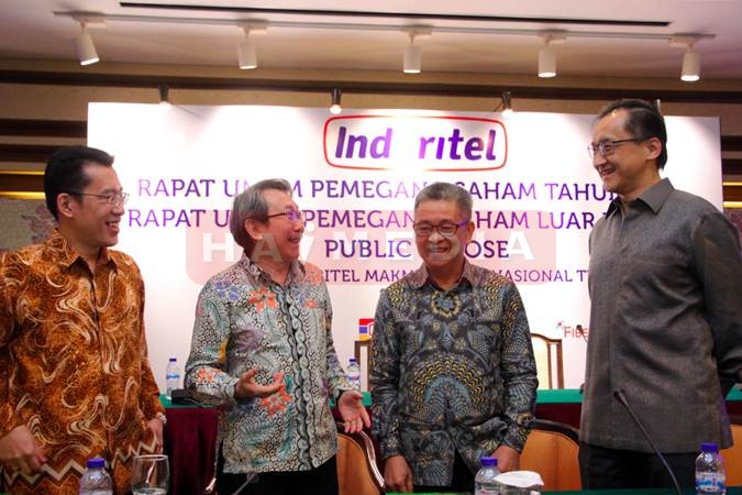 Presiden Direktur PT Indoritel Makmur Internasional Tbk. Haliman Kustedjo (kedua kiri) berbincang dengan Direktur Kiki Yanto Gunawan (dari kiri), Direktur Yunal Wijaya dan Direktur Harjono Wreksoremboko, usai RUPS di Jakarta, Rabu (19/6/2019). Sumber: Bisnis.com